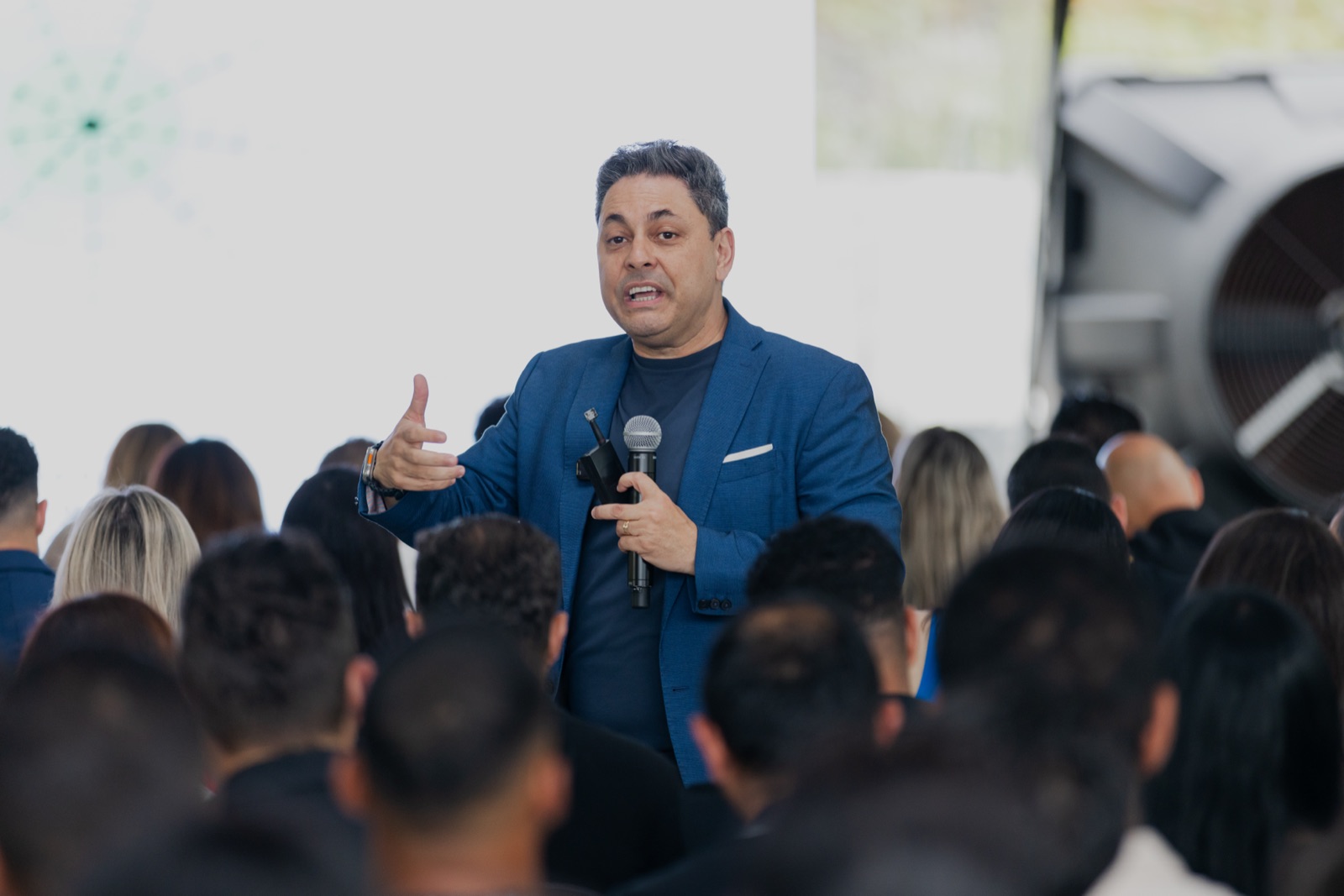 Giulliano Colisse falando ao microfone em imersão presencial
